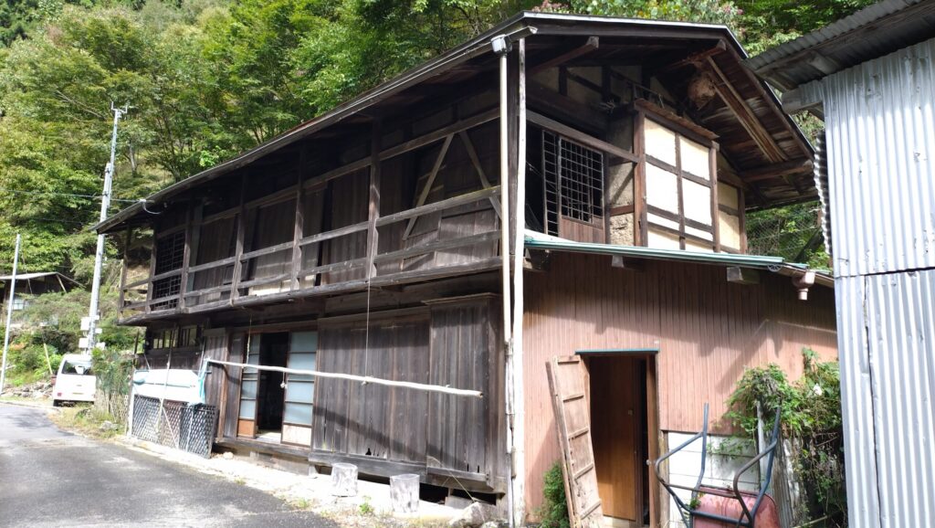（お譲り先決定）【群馬県南牧村】倉庫付き空き家、0円であげます！床の抜けや天井の剥がれがあり、住むためには相応の管理や修繕が必要です。電柱収入年間12,000円あり。