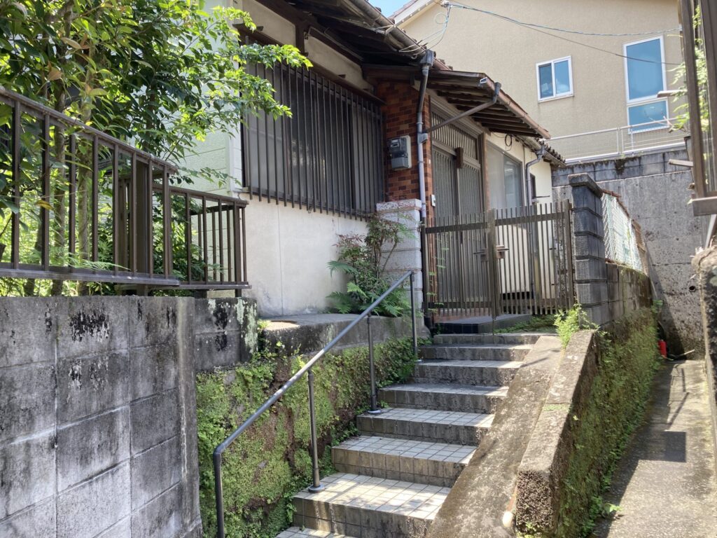 （お譲り先決定）【鹿児島県鹿児島市長田町】雨漏りが始まった空き家、0円であげます！鹿児島駅近くですが再建築不可エリアです。一部床が浮き、天井が剝がれています。物置付き。