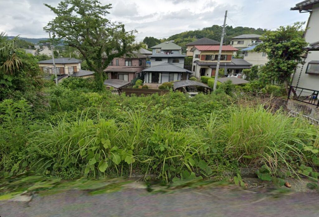 （お譲り先決定）【静岡県伊東市荻】宅地（分譲地）あげます！草木が生い茂っており、２ｍ程度の高低差があります。登記地目は山林です。