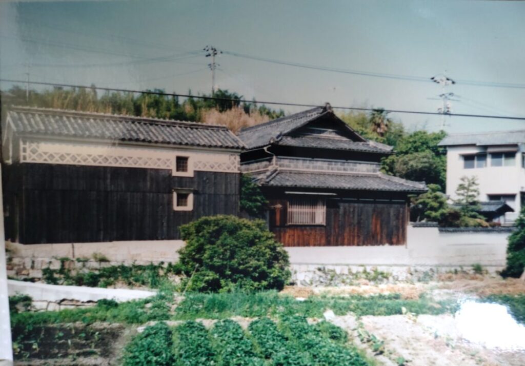 （商談中）【岡山県玉野市番田】空き家0円であげます！母屋外のキッチン部分の屋根と壁が落ちており、住むにはキッチン部分は相応の修繕が必要ですが、薪焚きキッチンと別に水道、下水道設備のあるキッチン部屋があります。古民家あげます。０円物件！
