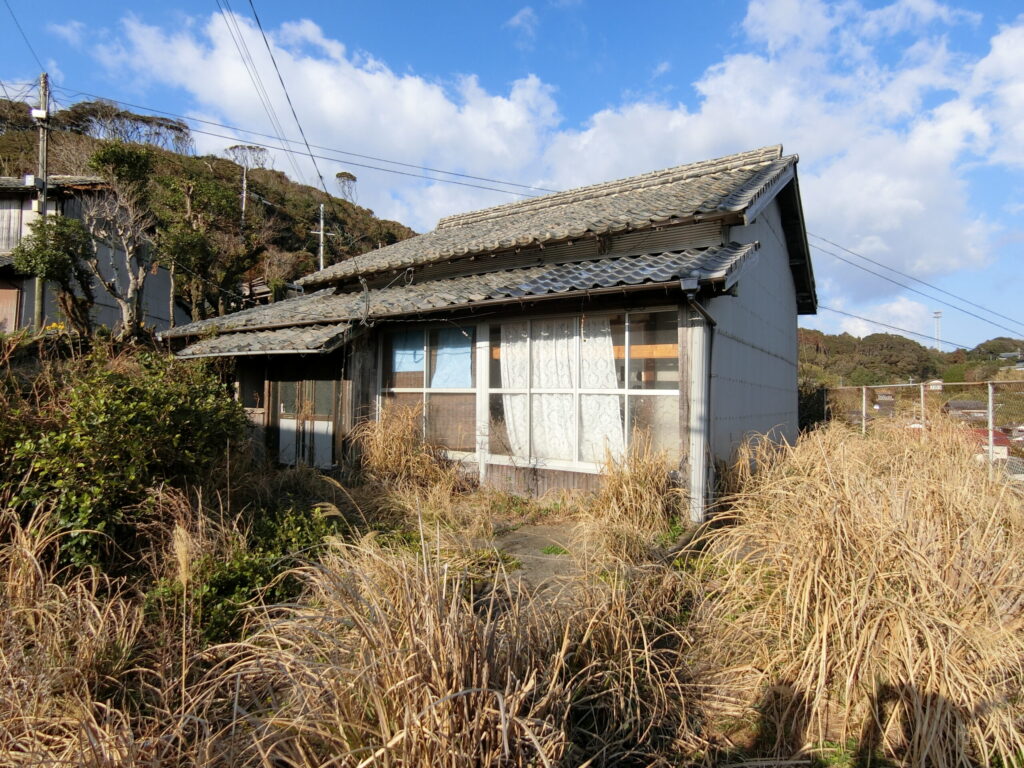 【長崎県平戸市大久保町】15年ほど空き家、築約100年の古民家、0円であげます！室内残置物は少なめですが、床や天井が抜けている部分が多くあり、住むためには相応の管理や修繕が必要です。電柱収入あり。0円物件！無料！
