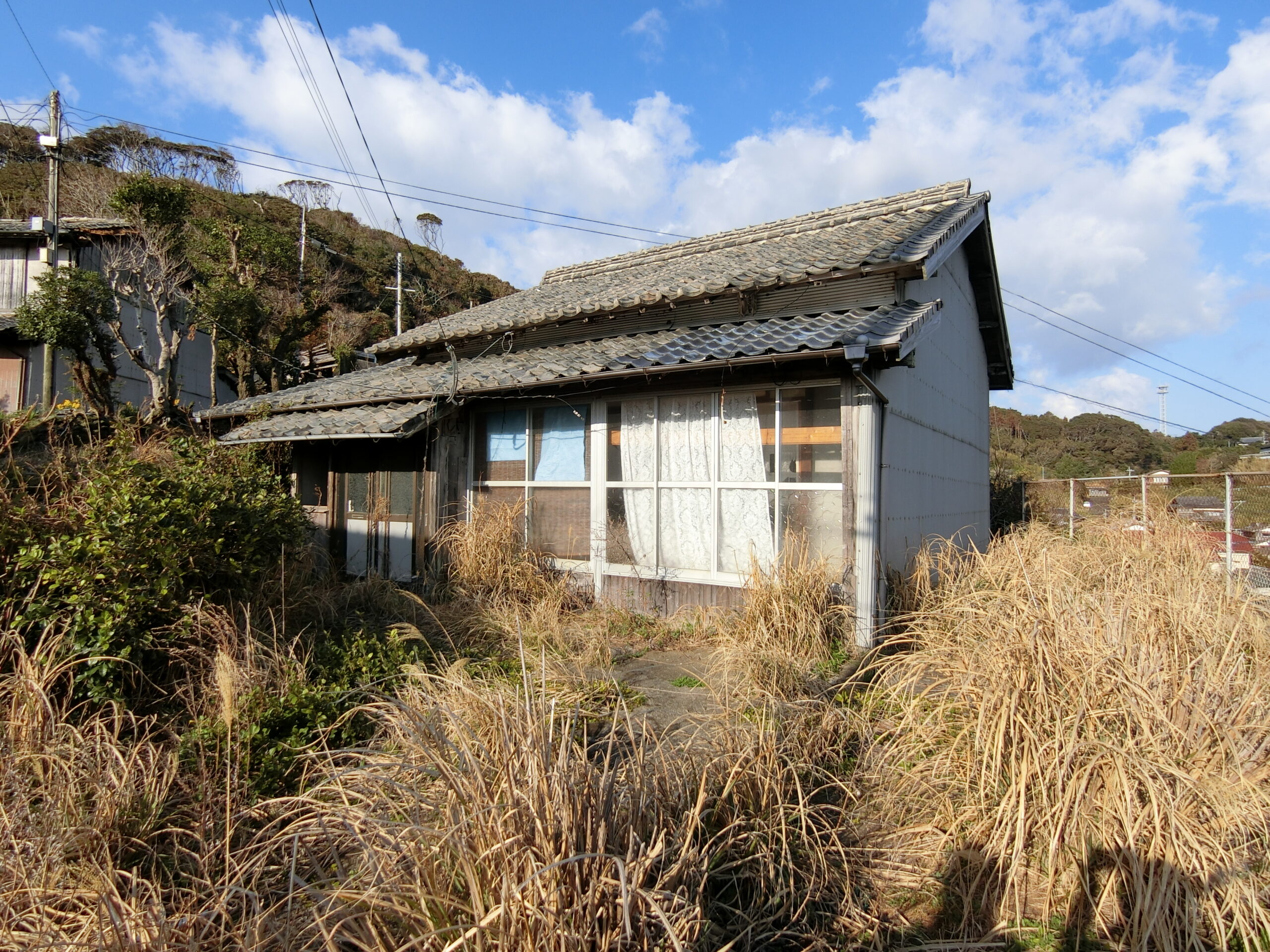 【長崎県平戸市大久保町】15年ほど空き家、築約100年の古民家、0円であげます！室内残置物は少なめですが、床や天井が抜けている部分が多くあり、住むためには相応の管理や修繕が必要です。電柱収入あり。