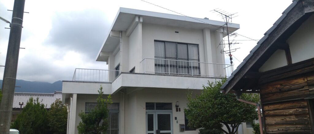 №H801【愛媛県新居浜市横水町】定期管理中の空き家、お譲り致します。広い庭と築約90年の古民家付き、駐車場複数台可能です。