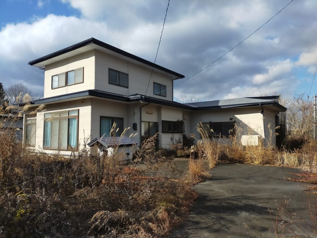 （お譲り先決定）【青森県八戸市】お家0円であげます！広大な農地上に空き家が建っており、譲渡には分筆手続き等が必要なため時間がかかります。できれば農地とまとめてお譲りしたいです（農地法の手続きが必要）。山林原野付き。倉庫付き。水道管の修理が必要です。建物一部雨漏り跡あり。