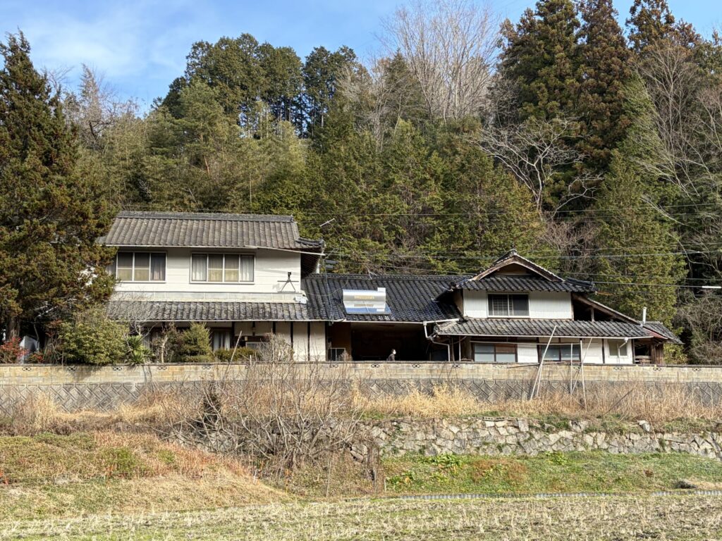 （商談中）【広島県世羅町】空き家０円であげます！牛舎付き・納屋付きの古民家です。たくさんある山林や農地（田畑）やとセットでお引き受けいただける方を優先させていただきます。家の裏で亡くなった方が発見されたことがあります。０円物件！