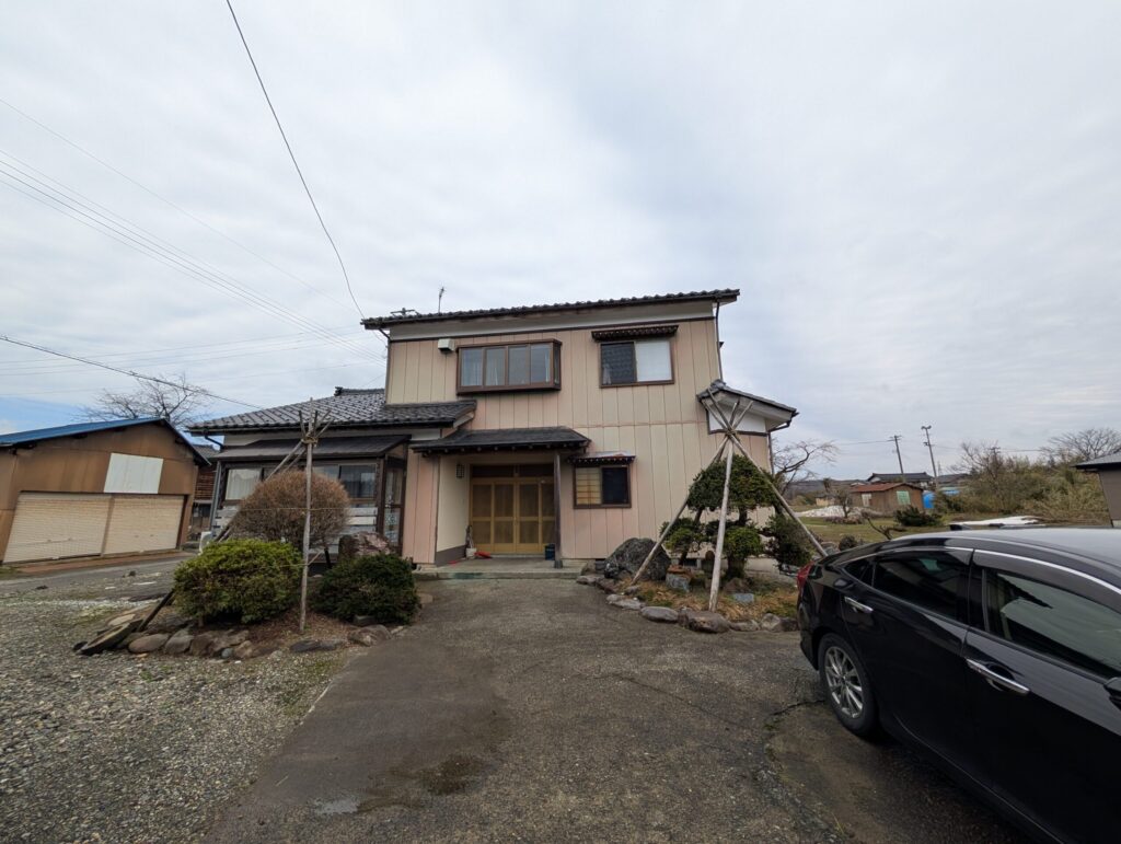 【新潟県見附市河野町】お庭＆作業場＆車庫＆物置つきの古家をお譲りします！母屋は平成4年築です。残置物多数ありますが現状有姿です。敷地219坪と広めです。山林農地とあわせて取得の方を優先します。