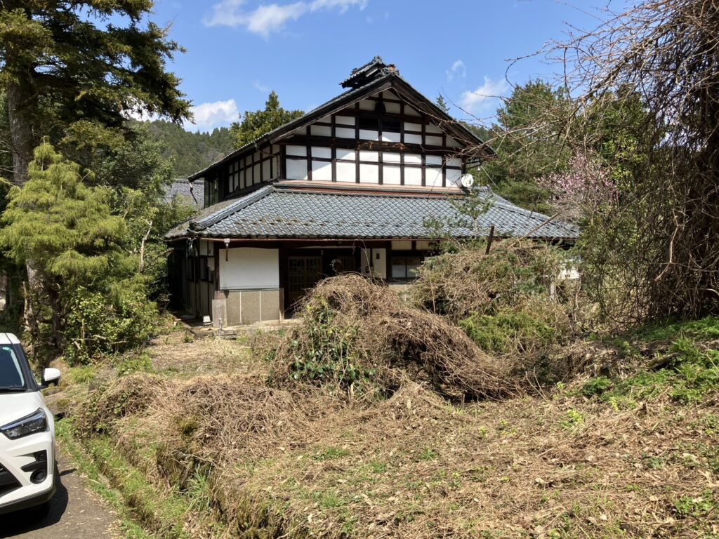 （商談中）【福井県越前市領家町】古民家０円であげます！1階・2階ともに一部、床が抜けています。雨漏りもありました。鍵の開かない倉庫とセットです。倉庫は筆界未定地上にあります。住むためには相応の修繕が必要です。０円物件！