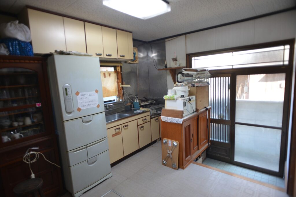 （商談中）№I693-1【山口県周防大島町沖家室島】空き家０円であげます！海まで徒歩1～2分、瓦葺の古民家です。隣接地の家屋が崩れかけており景観はよくありません。山林つきです。管理活用いただける方に。０円物件！