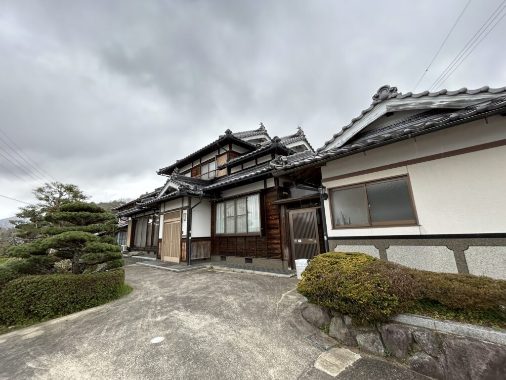 （募集停止中）【京都府綾部市私市町】宅地あげます！2024年まで父が大切に住んでいた実家です。水まわりリフォーム済、近隣には移住者も多いエリアです。京都の古民家お譲りします。庭・蔵・倉庫・車庫・離れ付きです。