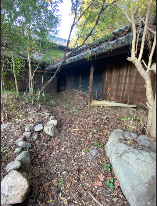 （商談中）№I847-1【岡山県玉野市番田】空き家・山林等0円であげます！なるべく農地（田畑）もまとめて譲り受けてくださる方を優先します。母屋外のキッチン部分の屋根と壁が落ちており、住むにはキッチン部分は相応の修繕が必要ですが、薪焚きキッチンと別に水道、下水道設備のあるキッチン部屋はあります。古民家あげます。0円物件！